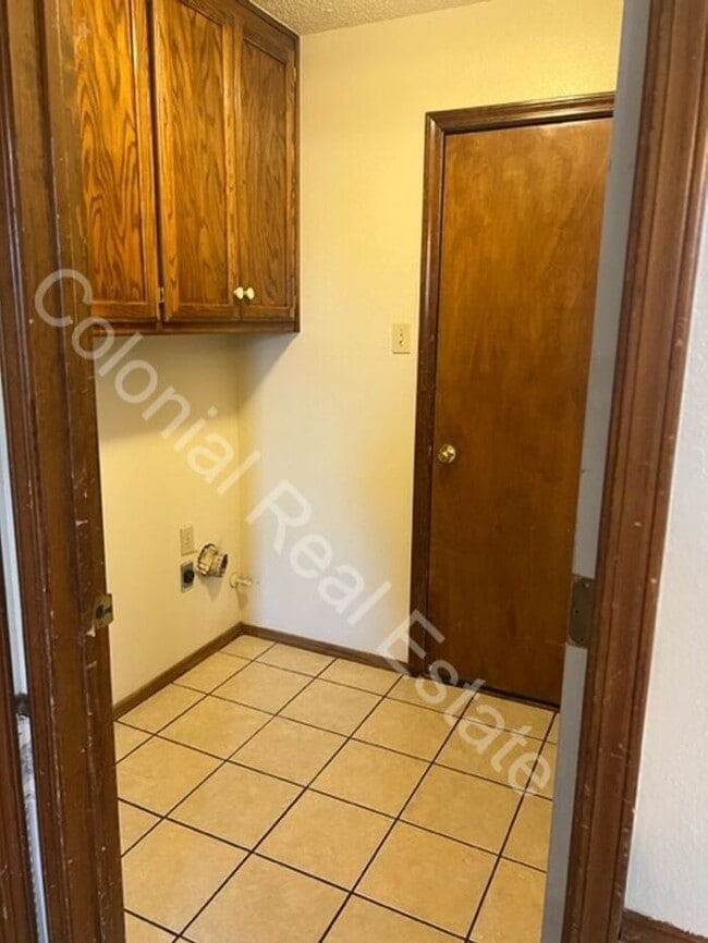 Building Photo - Spacious 3 Bed/2 Bath home with a fireplace!