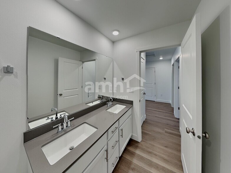 Building Photo - 4712 85th Dr NE