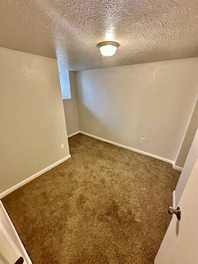 Building Photo - 947 E Augusta Ave