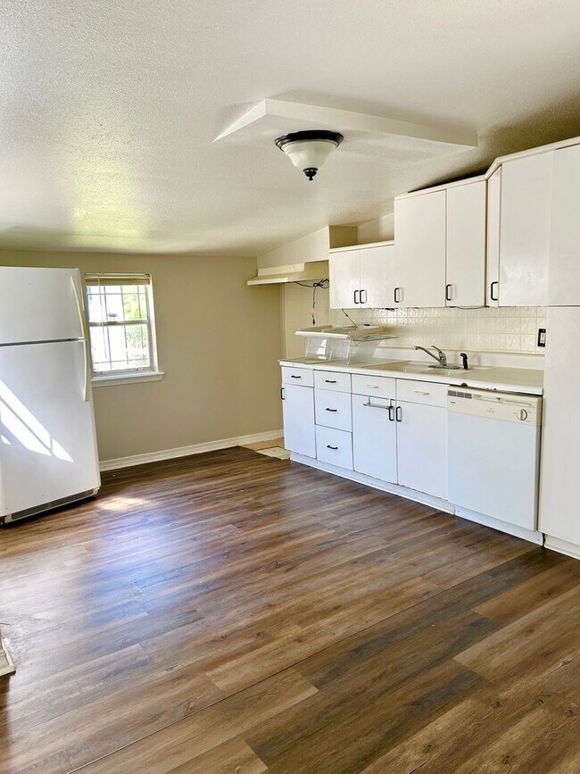 Building Photo - 160 1/2 Robinson Place