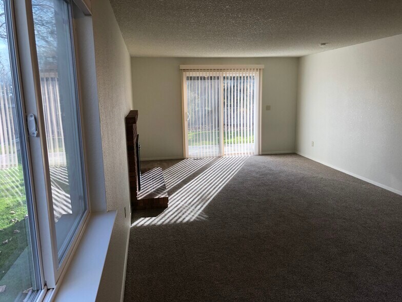 Building Photo - 583 Amanita St