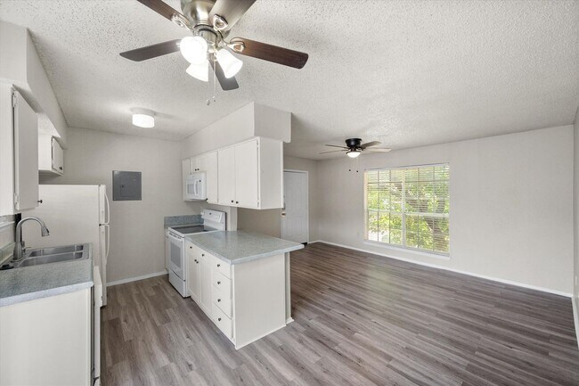 Building Photo - 8000 Cambridge Cir