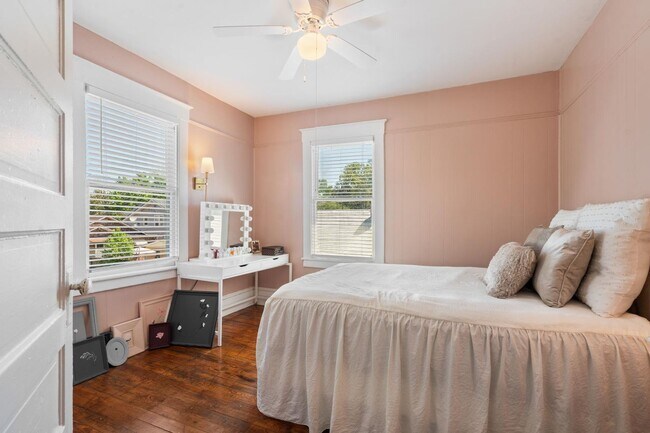 Building Photo - Charming 3 Bedroom Home Near Downtown Savannah with Flex Room & Fenced Yard
