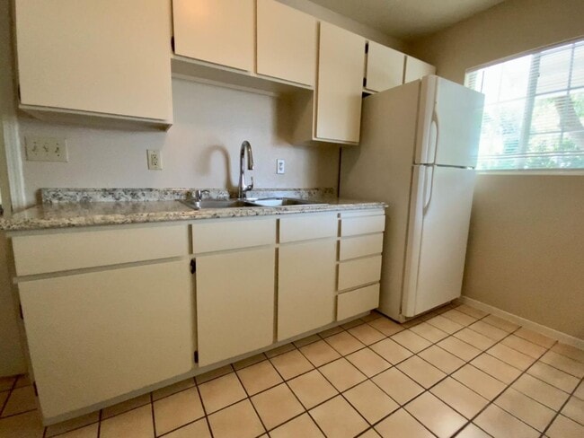 Building Photo - Absolutely ADORABLE/Spacious 2/2 Duplex!  ...