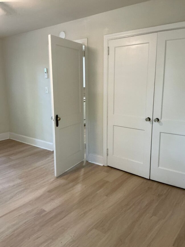 Building Photo - 1 Bedroom/ 1 Bath Cottage off Prince Avenue! Available soon!