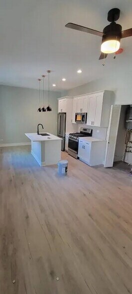 Building Photo - 3611 N Greenview Ave