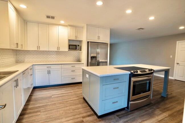 Building Photo - 1728 E Laguna Dr