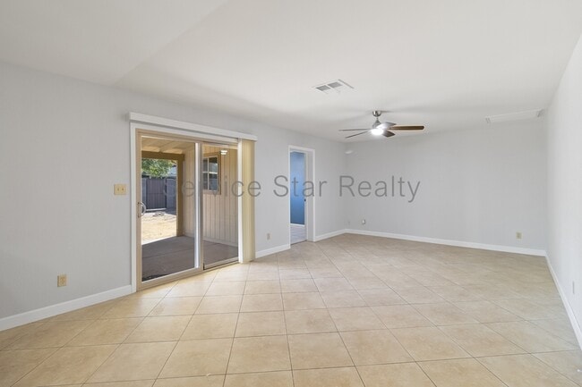 Building Photo - 713 W Alamo Dr