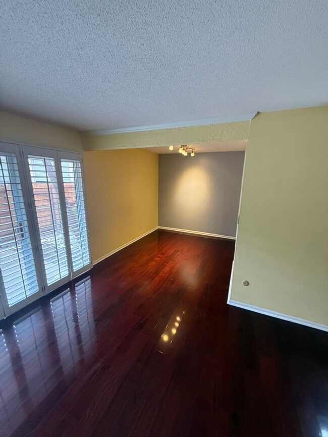 Building Photo - Fantastic Centrally Located Condo