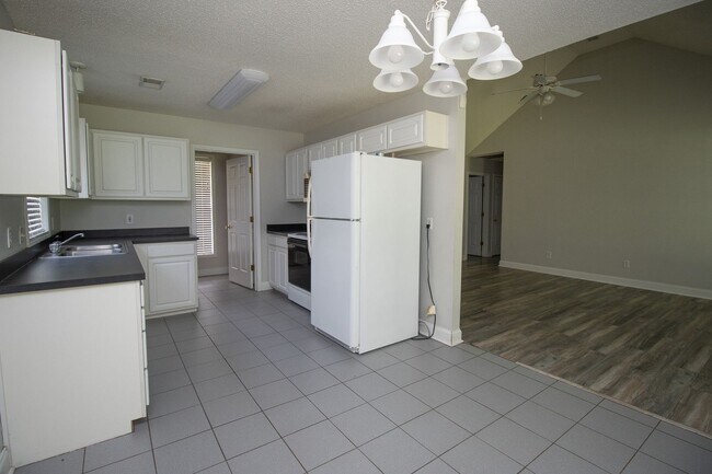 Building Photo - Coming Soon – Charming 3 Bedroom, 2 Bath H...