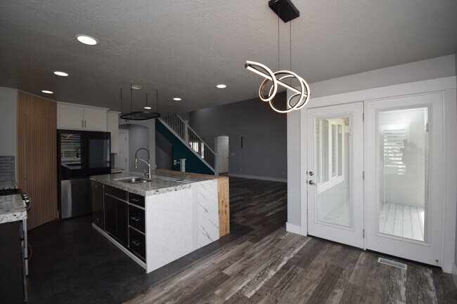 Building Photo - Spacious and Bright 5 Bed 3.5 Bath in Riverton!!