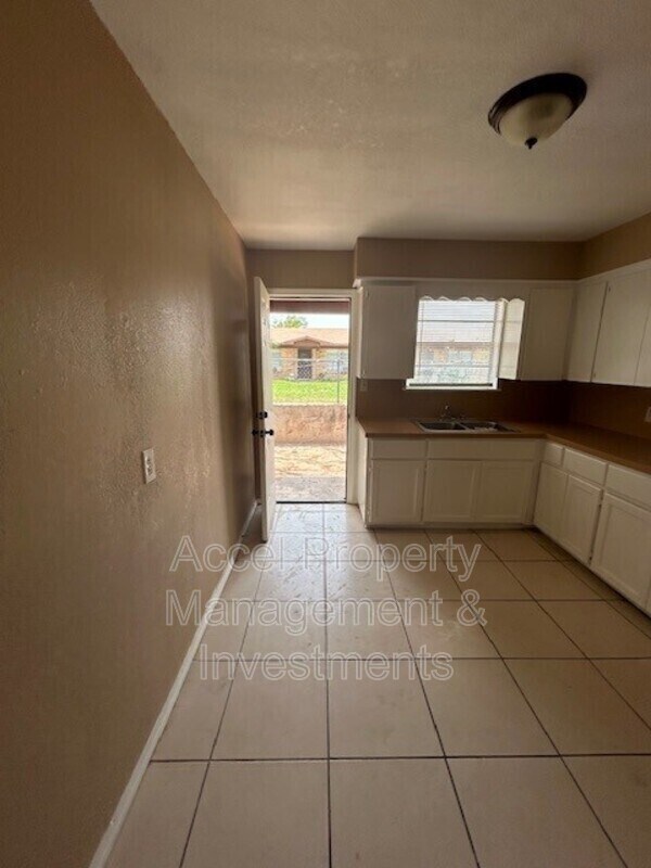 Building Photo - 2401 Gumwood Ave W