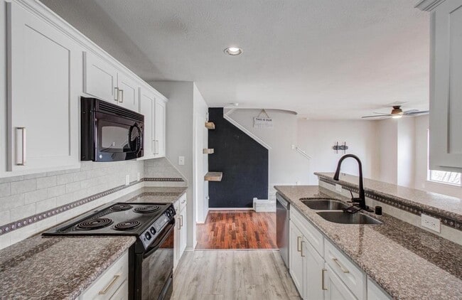 Building Photo - 2631 Woodridge Manor Dr