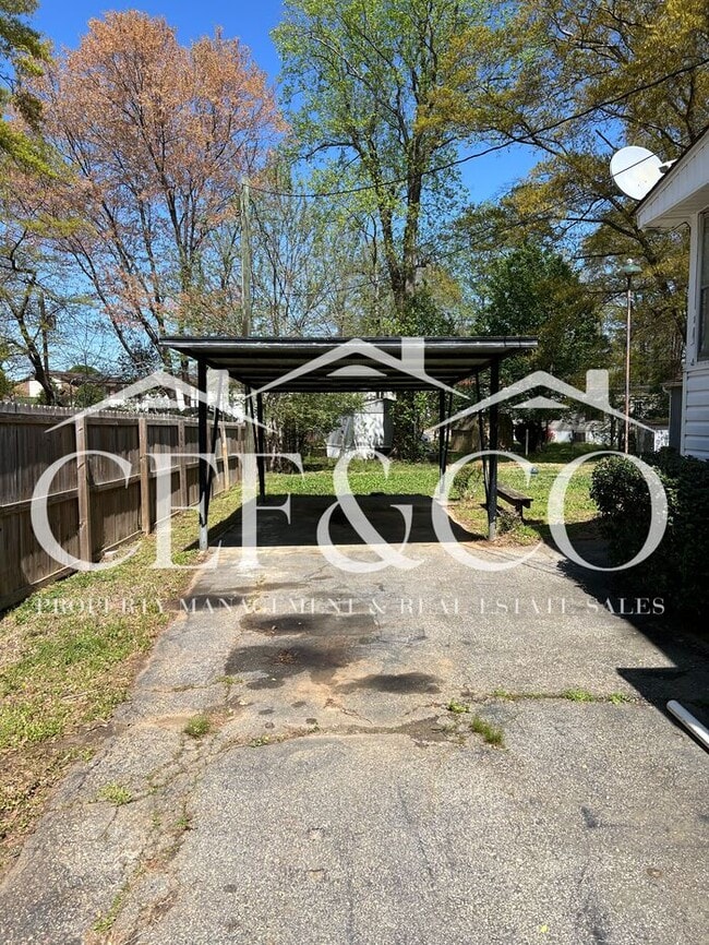 Building Photo - 2 bedroom home now available in Spartanburg