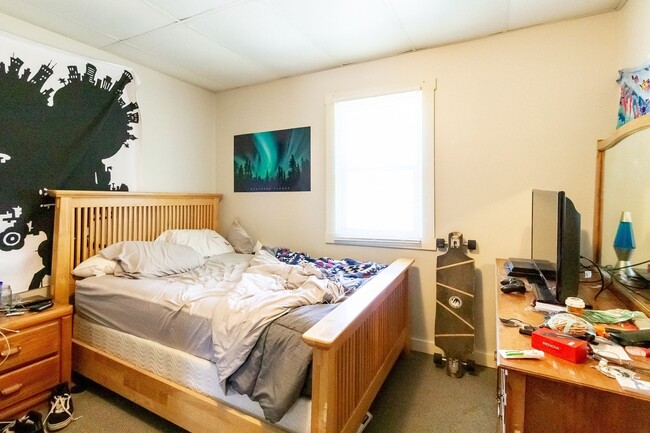 Building Photo - PRELEASING for AUGUST! Close to Campus