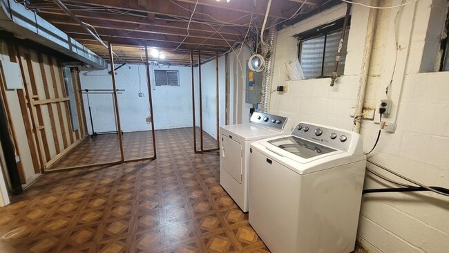 Building Photo - Spacious 4 Bed 3 Bath Home With Fully Fenc...