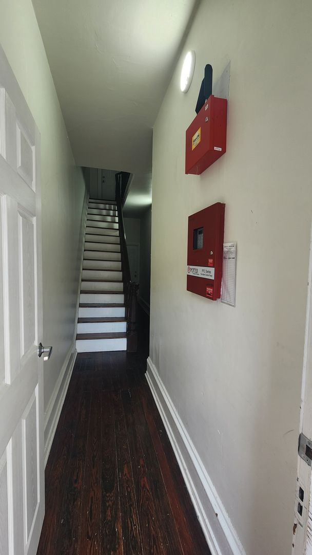 Building Photo - Beautiful studio in a great Manayunk location