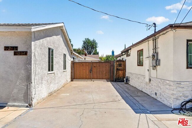 Building Photo - 6236 Lindley Ave