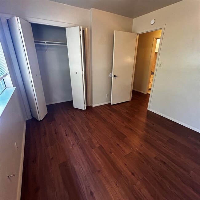 Building Photo - 3901 Knollwood Dr