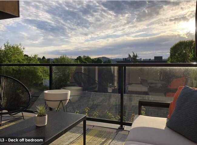 Building Photo - Modern Design 2 Bed/ 2.5 bath 3 Level Cond...