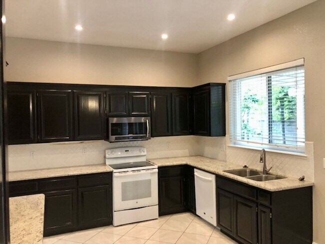 Building Photo - Spacious and beautiful 3 bedroom 2.5 bath ...