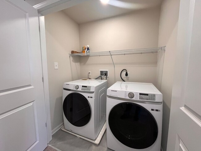 Building Photo - Move- In Ready 3 Bedroom Townhome!