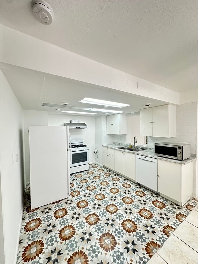 Building Photo - Charming Home with Great Location & Natura...