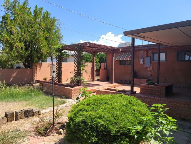 Building Photo - 4 Bedroom, 2 Bathroom! Lovely Home!