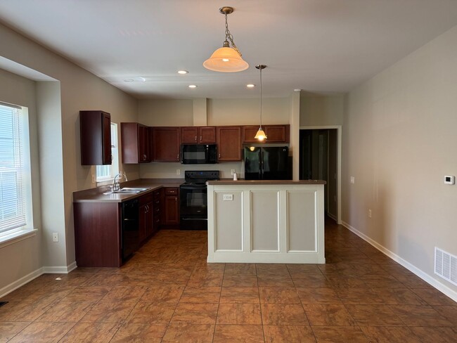 Building Photo - Stunning 3 Bedroom Home with Primary Suite on First Floor