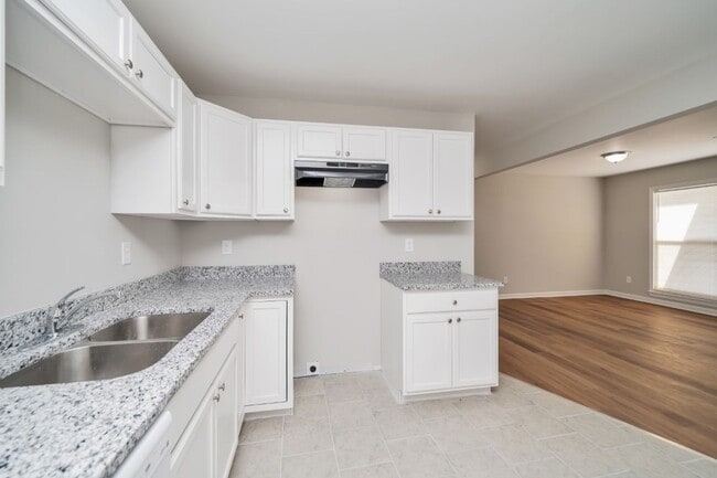 Building Photo - Bright, Updated & Ready for You – 3BR Home...