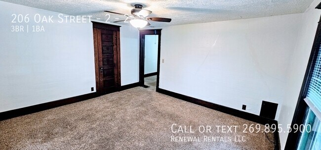 Building Photo - 206 Oak St