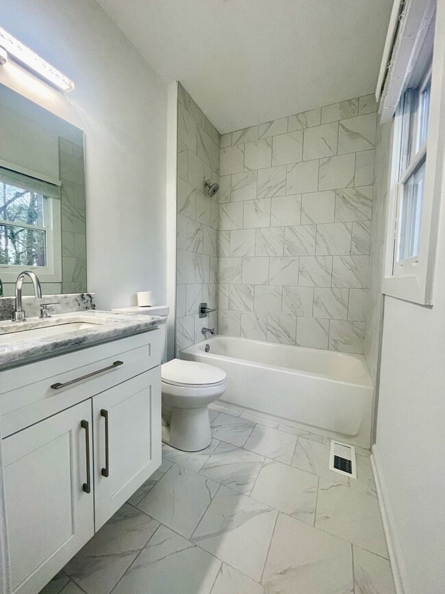 Building Photo - Cozy Bungalow in Atlanta's Westside