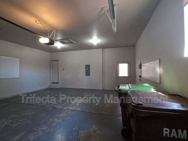 Building Photo - 1032 Hessen Dr