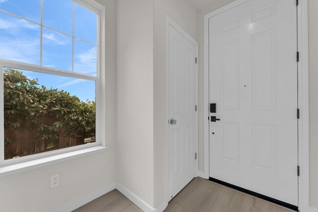 Building Photo - Gorgeous remodeled 3 bedroom, 3 full bathroom home for rent!