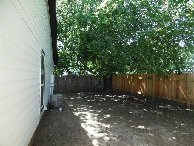 Building Photo - 7400 Dixie Dr