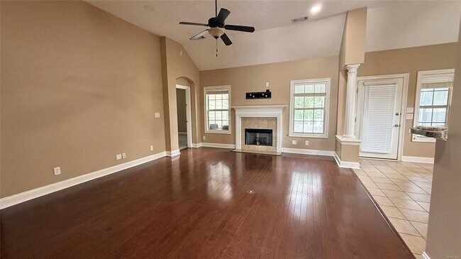 Building Photo - 703 Kingsley Dr