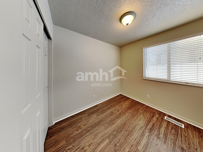 Building Photo - 6301 W Liza Ln
