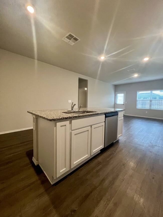 Building Photo - 596 Jennifer Wy