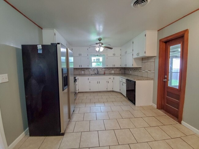 Building Photo - 4 Bedroom 2 bath Home in Shawnee