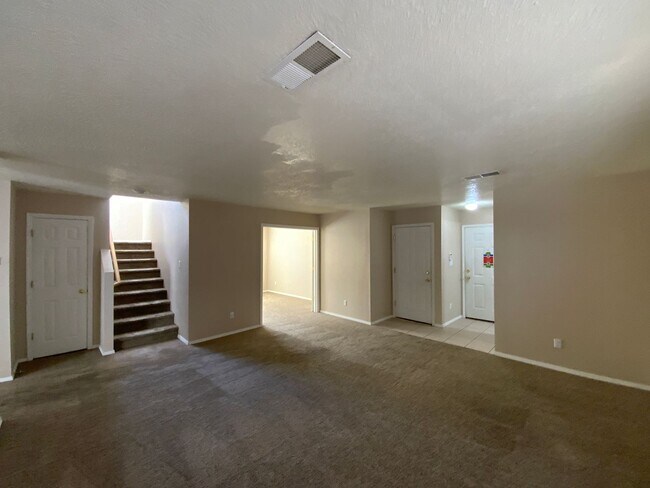 Building Photo - 3 Bedroom Home Available Near Unser Blvd N...