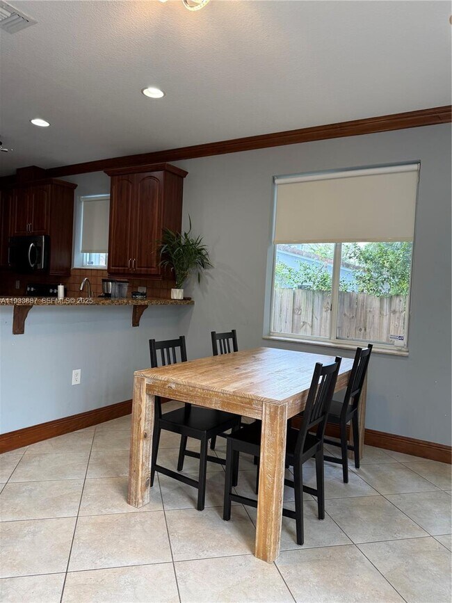 Building Photo - 1055 NE 85th St