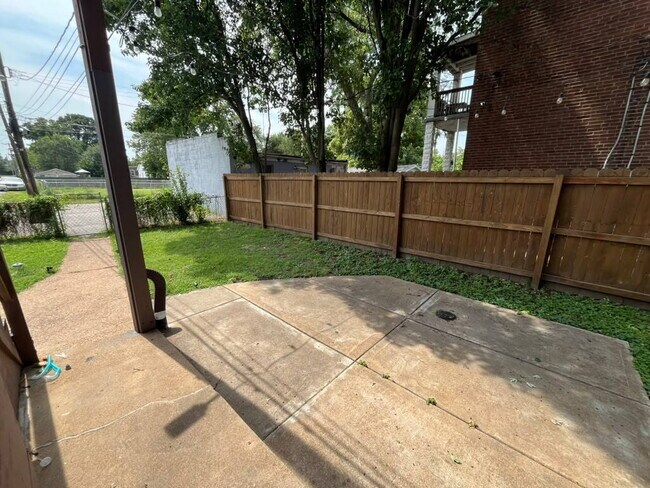 Building Photo - "Charming 1-Bedroom FIRST FLOOR Duplex in St. Louis City- Your Spacious 850 sq. ft. Retreat Await...