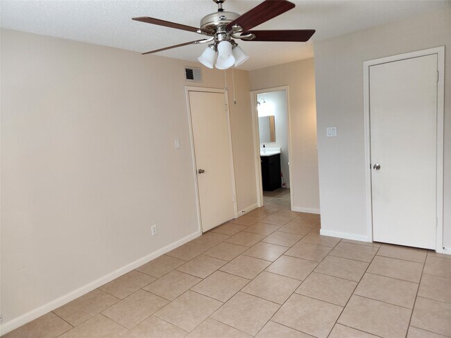 Building Photo - 2750 Holly Hall St