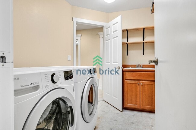 Building Photo - 3 BED & 2.5 BATH Town house FOR RENT