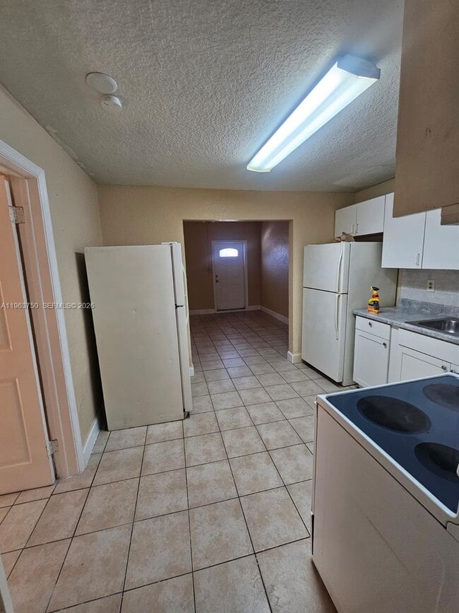 Building Photo - 2990 SW 15th Ave