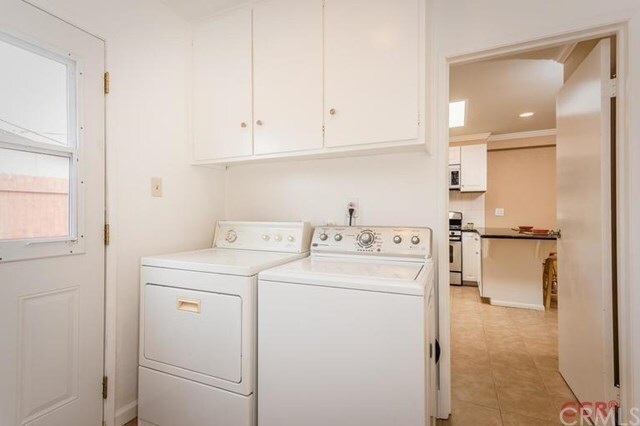 Building Photo - 5 Bedroom 2 Bath