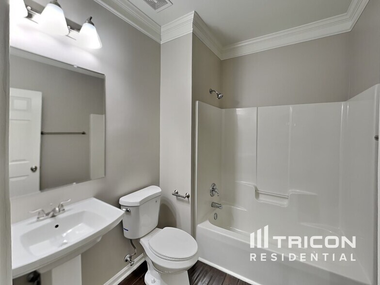 Building Photo - 15510 Robsart Ct