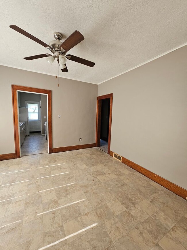 Building Photo - MORE PICTURES COMING SOON! There is a $25 ...