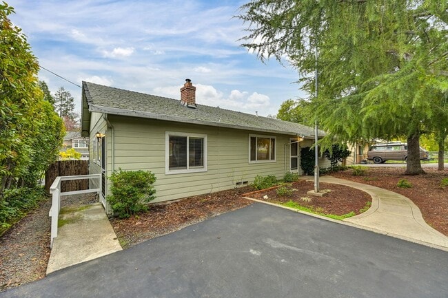 Building Photo - Charming 3 Bedroom, 2 Bath Home Close to Town