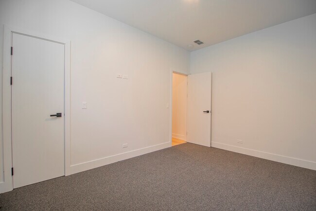 Building Photo - 2042 W Washington Blvd